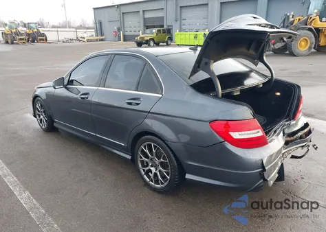 2013 Mercedes-Benz C 300 Sport 4Matic z USA, uszkodzony, nr VIN WDDGF8ABXDR244936